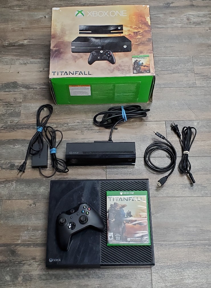 XBOX ONE 500GB Titanfall Kinect Bundle (CIB)