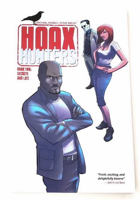 Hoax Hunters: Book Two - Secrets & Lies (Anglais)